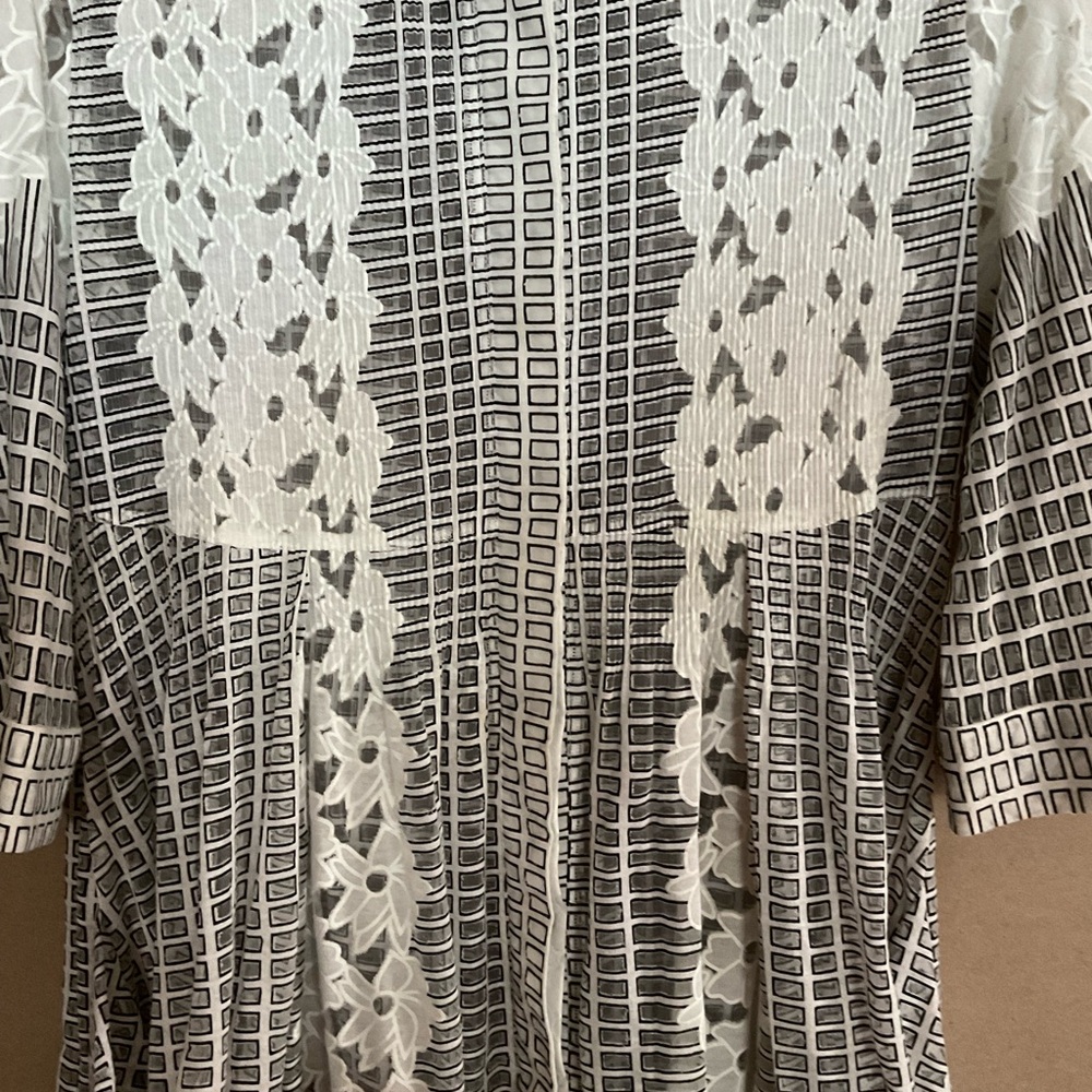 Lindi button down top. 3/4 sleeve. Floral. Size S - Picture 4 of 9